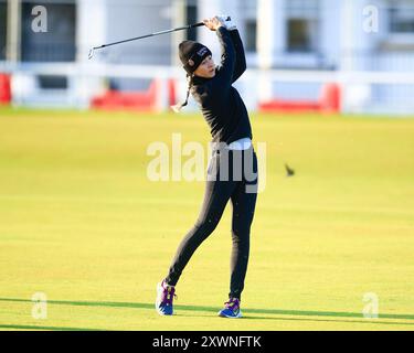 St Andrews, Fife, Schottland, Großbritannien. 20. August 2024; Old Course in St Andrews, St Andrews, Fife, Schottland; AIG Womens Open Golf, Übungstag 2; Nelly Korda aus den USA trifft einen Schlag vom Fairway auf dem ersten Loch des Old Course, St Andrews Links während einer Übungsrunde beim AIG Women's Open Credit: Action Plus Sports Images/Alamy Live News Stockfoto