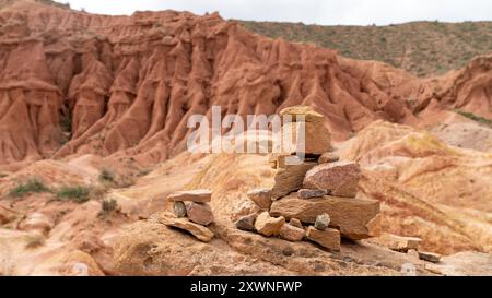 Einzigartige und farbenfrohe Felsformationen im Skazka Fairytale Canyon, die im Laufe der Zeit durch Wind und Wassererosion geformt wurden, schaffen eine atemberaubende natürliche Landschaft. Iss Stockfoto