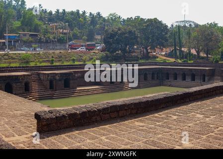 GOA, Indien - 28. Februar 2024: Ein Teich im Innenhof von Safa Masjid. Stockfoto