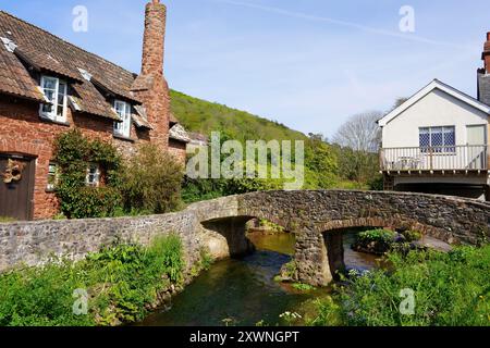 Packhorse Bridge über die aller im Mai in Allerford Village, Exmoor National Park, Somerset, England, Großbritannien Stockfoto