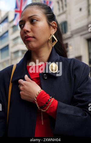 London - 06 11 2022: Mädchen mit ernsthaftem Blick auf der Oxford Street Stockfoto