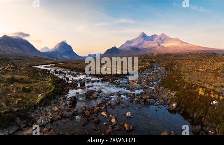 Panoramablick auf Black Cuillin bei Sonnenaufgang, Sligachan, Isle of Skye, Innere Hebriden, Trotternische Halbinsel, Stockfoto