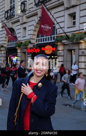 London - 06 11 2022: Mädchen lächelnd im Piccadilly Circus Stockfoto