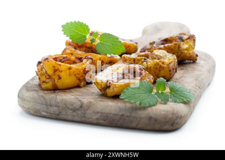 Köstliches und gesundes Dessert aus gebackener Quitte mit Honig und Gewürzen isoliert auf weiß Stockfoto