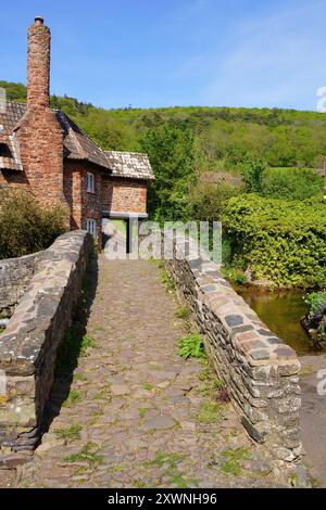 Packhorse Bridge über die aller im Mai in Allerford Village, Exmoor National Park, Somerset, England, Großbritannien Stockfoto