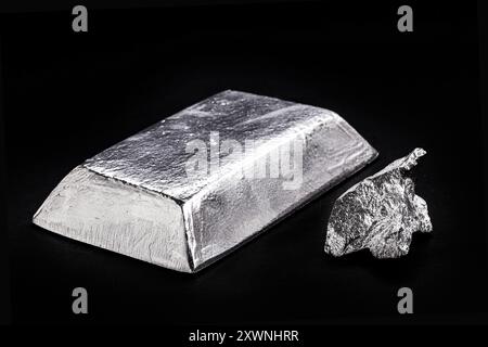 Mangan-Nugget und Ingot, Metall, das bei der Herstellung von Metalllegierungen, bei der Herstellung von Stahl oder in Kupfer, Zink, Aluminium, Zinn und Blei allo verwendet wird Stockfoto