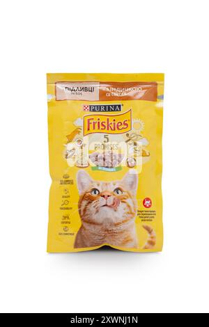 Chisinau, MOLDAU - 20. August 2024: Friskies Katzenfutter in der Verpackung isoliert auf weißem Hintergrund. Mit Beschneidungspfad Stockfoto