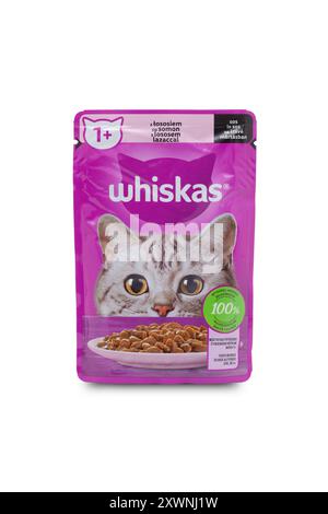 Chisinau, MOLDAU - 20. August 2024: Whiskas Lachs. Katzenfutter mit Whiskas-Marke lila Paket auf weißem Hintergrund. Mit Beschneidungspfad Stockfoto