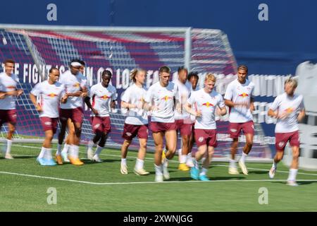Leipzig, Deutschland. August 2024. Fussball: Bundesliga, RB Leipzig: Leipziger Spieler wärmen sich auf. Quelle: Jan Woitas/dpa/Alamy Live News Stockfoto