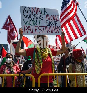 Chicago, Illinois, USA. August 2024. Die Demonstrantin INGRID WHITMAN hält ein Schild mit der Aufschrift „Kamala, Words Alone will't Save Palestinians“ während des Marsches auf der DNC-Kundgebung im Chicago Union Park (Credit Image: © Chris Riha/ZUMA Press Wire) NUR REDAKTIONELLE VERWENDUNG! Nicht für kommerzielle ZWECKE! Stockfoto