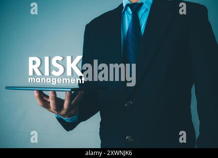 Benutzer verwenden ein Tablet mit virtuellem Symbol für Risikoanalyse bei Geschäftsentscheidungen, Risikomanagementkonzept, Risikomanagement und Risikomanagementstrategien für Risiken Stockfoto