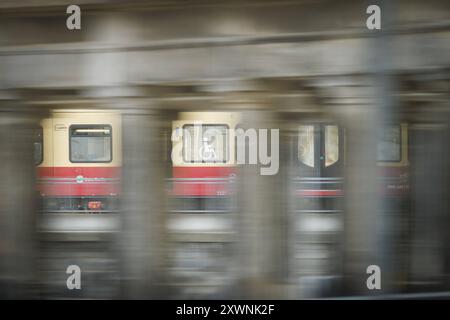 Symbolfoto zum Thema Barrierefreiheit im öeffentlichen Nahverkehr. Eine Stadtbahn faehrt durch Berlin, 15.08.2024. Berlin Deutschland *** symbolischer Pho Stockfoto