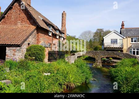 Packhorse Bridge über die aller im Mai in Allerford Village, Exmoor National Park, Somerset, England, Großbritannien Stockfoto