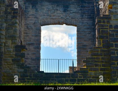 Der blaue Himmel umrahmt in einem Fenster der Burgruinen im Ha Ha Tonka State Park, Camdenton, MO, Missouri, USA, Usa Stockfoto