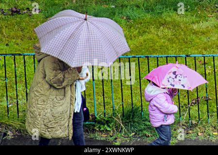 Glasgow, Schottland, Großbritannien. August 2024. Wetter in Großbritannien: Starker Regen über dem westlichen Ende der Stadt, während die Einheimischen im Regen kämpften. Credit Gerard Ferry/Alamy Live News Stockfoto