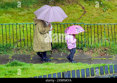 Glasgow, Schottland, Großbritannien. August 2024. Wetter in Großbritannien: Starker Regen über dem westlichen Ende der Stadt, während die Einheimischen im Regen kämpften. Credit Gerard Ferry/Alamy Live News Stockfoto