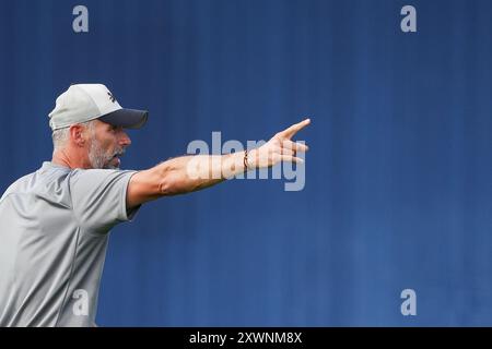 Leipzig, Deutschland. August 2024. Fußball: Bundesliga, RB Leipzig: Leipziger Trainer Marco Rose gestikuliert während des Trainings. Quelle: Jan Woitas/dpa/Alamy Live News Stockfoto