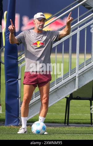 Leipzig, Deutschland. August 2024. Fußball: Bundesliga, RB Leipzig: Leipziger Trainer Marco Rose gestikuliert während des Trainings. Quelle: Jan Woitas/dpa/Alamy Live News Stockfoto