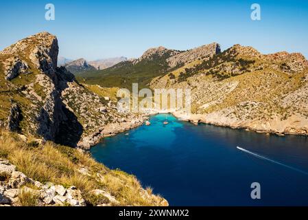 Aus der Vogelperspektive segelt das Boot in Richtung Cala Figuera Strand, Cap de Formentor cape, Mallorca, Balearen, Spanien Stockfoto