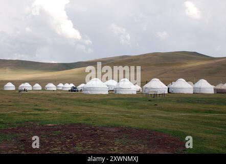 Ein touristisches Jurtenlager am Son kul See in Kirgisistan Stockfoto