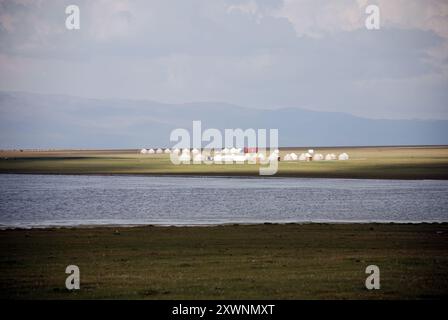 Ein touristisches Jurtenlager am Son kul See in Kirgisistan Stockfoto