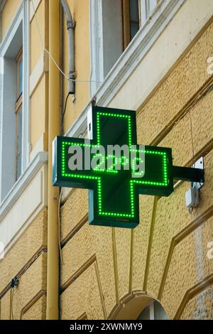 Apotheke, die Apotheke abgibt, Apotheke-Kreuzzeichen, mit Umgebungstemperaturanzeige von 22 °C, für Einzelhandelsgeschäfte an einer Straße in Split. Kroatien. (138) Stockfoto