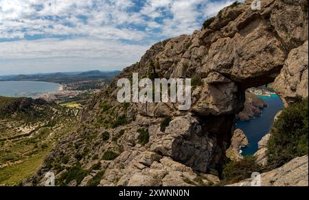 Blick auf den Strand von Port de Pollensa und Cala Sant Vicenc vom Bergbogen Colls del Moro, Morro de Boquer, Mallorca, Balearen, Spanien Stockfoto