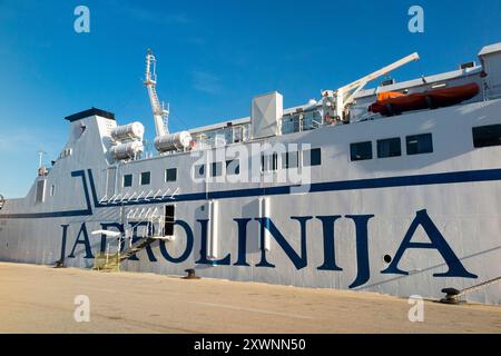 Lackierte Seite der Jadrolinija Fähre 'Bartol Kasic'. RO-RO / Passagierschiffe für PKW- und Fußgängerverkehr zwischen Inseln. Split Port (Split Port). Kroatien. (138) Stockfoto