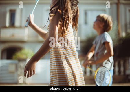 Zwei Kinder spielen Badminton auf der Straße im Sommer, Spanien Stockfoto