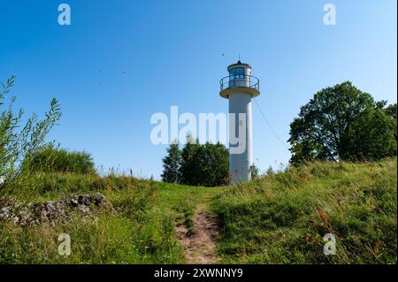 Einen Turm im Rand der Klippe des Sees. Mit Blick auf den Turm ist die Nina Kirche in Peipsi Estland Stockfoto