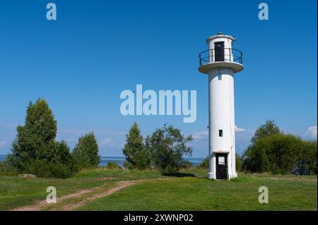 Einen Turm im Rand der Klippe des Sees. Mit Blick auf den Turm ist die Nina Kirche in Peipsi Estland Stockfoto