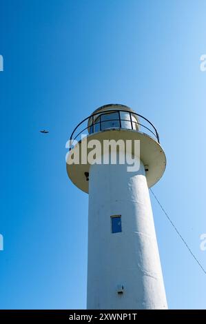 Einen Turm im Rand der Klippe des Sees. Mit Blick auf den Turm ist die Nina Kirche in Peipsi Estland Stockfoto