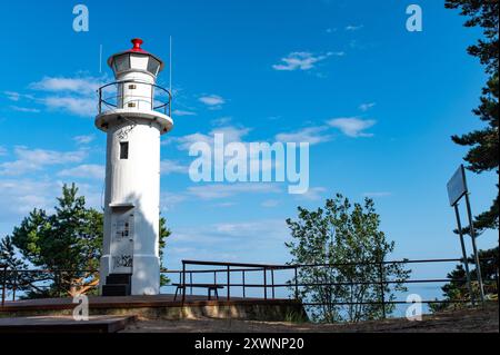 Einen Turm im Rand der Klippe des Sees. Mit Blick auf den Turm ist die Nina Kirche in Peipsi Estland Stockfoto