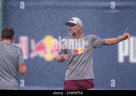 Leipzig, Deutschland. August 2024. Fußball: Bundesliga, RB Leipzig: Leipziger Trainer Marco Rose (r) Gesten während des Trainings. Quelle: Jan Woitas/dpa/Alamy Live News Stockfoto