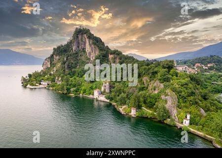 Luftaufnahme von Castelveccana und Rocca di Calde am Ufer des Lago Maggiore im Sommer, Varese, Lombardei, Italien Stockfoto
