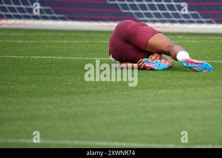 Leipzig, Deutschland. August 2024. Fussball: Bundesliga, RB Leipzig: Leipziger Spieler Lois Openda hält nach einer Kollision den Fuß. Quelle: Jan Woitas/dpa/Alamy Live News Stockfoto