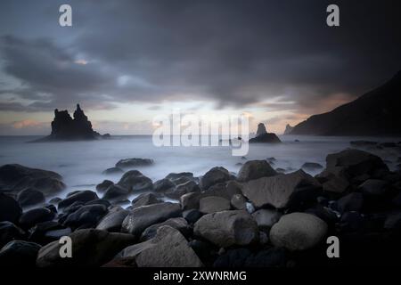 Eine Langzeitaufnahme von Playa de Benijo, einem spektakulären Strand an der Nordostküste Teneriffas mit markanten Meeresstapeln, bekannt als Roque de Benijo Stockfoto