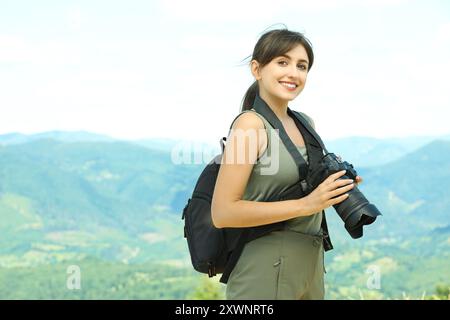 Fotograf mit Rucksack und Kamera in den Bergen Stockfoto