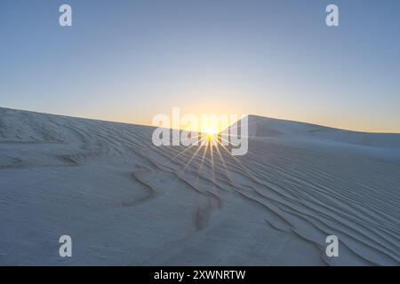 Sonnenaufgang über weißen Sanddünen, Lancelin, Western Australia, Australien Stockfoto