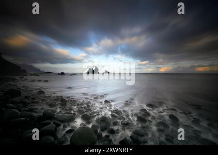 Eine Langzeitaufnahme von Playa de Benijo, einem spektakulären Strand an der Nordostküste Teneriffas mit markanten Meeresstapeln, bekannt als Roque de Benijo Stockfoto