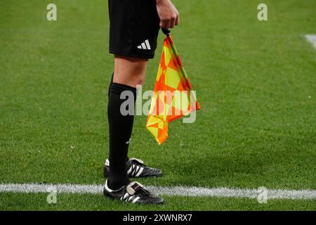 LEVERKUSEN - Linesman beim DFL-Super-Cup-Spiel zwischen Bayer 04 Leverkusen und VfB Stuttgart am 17. August 2024 in der BayArena in Leverkusen. ANP | Hollandse Hoogte | BART STOUTJESDIJK Stockfoto