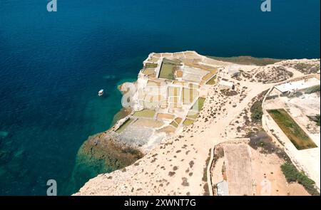 Aus der Vogelperspektive auf Salinen entlang der Küste, Delimara Point, Marsaxlokk, Malta Stockfoto