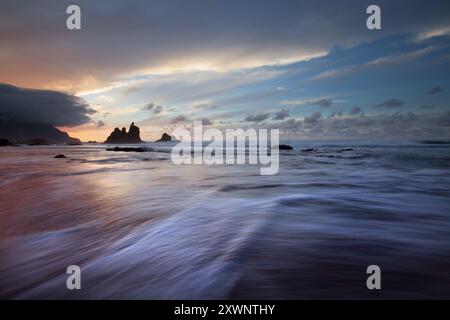 Eine Langzeitaufnahme von Playa de Benijo, einem spektakulären Strand an der Nordostküste Teneriffas mit markanten Meeresstapeln, bekannt als Roque de Benijo Stockfoto