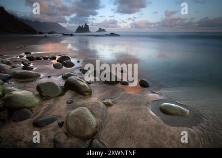 Eine Langzeitaufnahme von Playa de Benijo, einem spektakulären Strand an der Nordostküste Teneriffas mit markanten Meeresstapeln, bekannt als Roque de Benijo Stockfoto