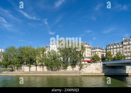 Paris, Frankreich - 10. August 2024 : wunderschöner Blick auf die Brücke Pont Saint-Louis und die seine in Paris Frankreich Stockfoto