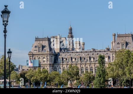 Paris, Frankreich - 10. August 2024 : Blick auf das Rathaus von der Seite in Paris Frankreich Stockfoto