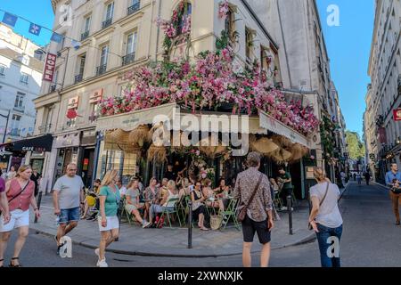 Paris, Frankreich - 10. August 2024 : Touristen und pariser genießen an einem sonnigen Tag Speisen und Getränke in einem typischen französischen Café-Restaurant in Paris Stockfoto