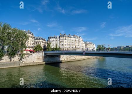 Paris, Frankreich - 10. August 2024 : wunderschöner Blick auf die Brücke Pont Saint-Louis und die seine in Paris Frankreich Stockfoto