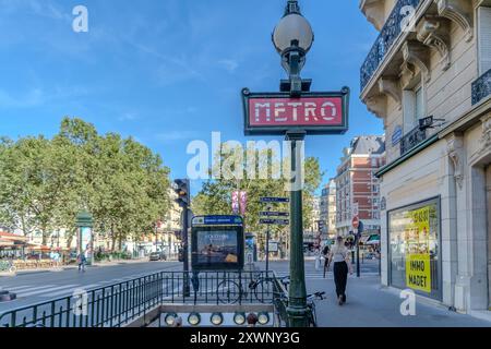 Paris, Frankreich - 10. August 2024 : Blick auf die U-Bahn-Station Maubert-Mutualité in Paris Frankreich Stockfoto