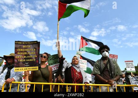 Chicago, USA. August 2024. Demonstranten nehmen am 19. August 2024 an einer Kundgebung während der Democratic National Convention 2024 im Union Park in Chicago, Illinois, USA, Teil. Die Demokratische Nationalkonvention 2024 (DNC) begann am Montag im United Center in Chicago, US-Bundesstaat Illinois, als Tausende pro-palästinensischer Demonstranten nahe dem Veranstaltungsort marschierten, um ihre Unzufriedenheit mit der Behandlung des israelisch-palästinensischen Konflikts durch die Regierung von Biden zum Ausdruck zu bringen. Quelle: Li Rui/Xinhua/Alamy Live News Stockfoto